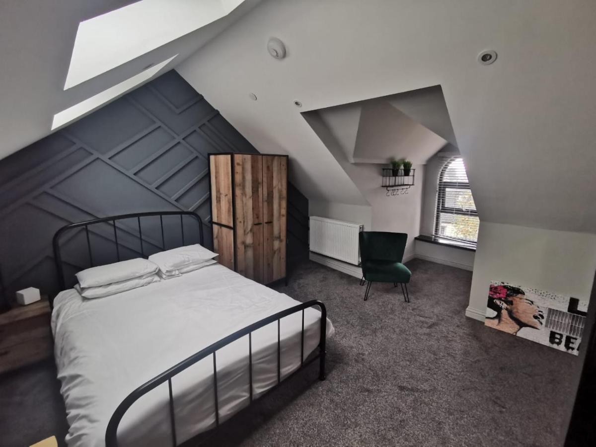 Mansel House - Sleeps 14 - By Tifa Holiday home *