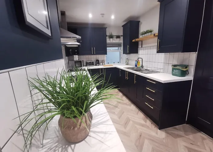 Mansel House - Sleeps 14 - By Tifa Stays