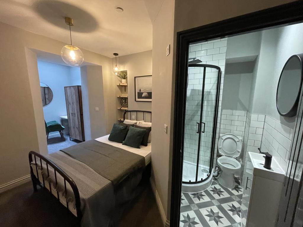 Mansel House - Sleeps 14 - By Tifa Holiday home *
