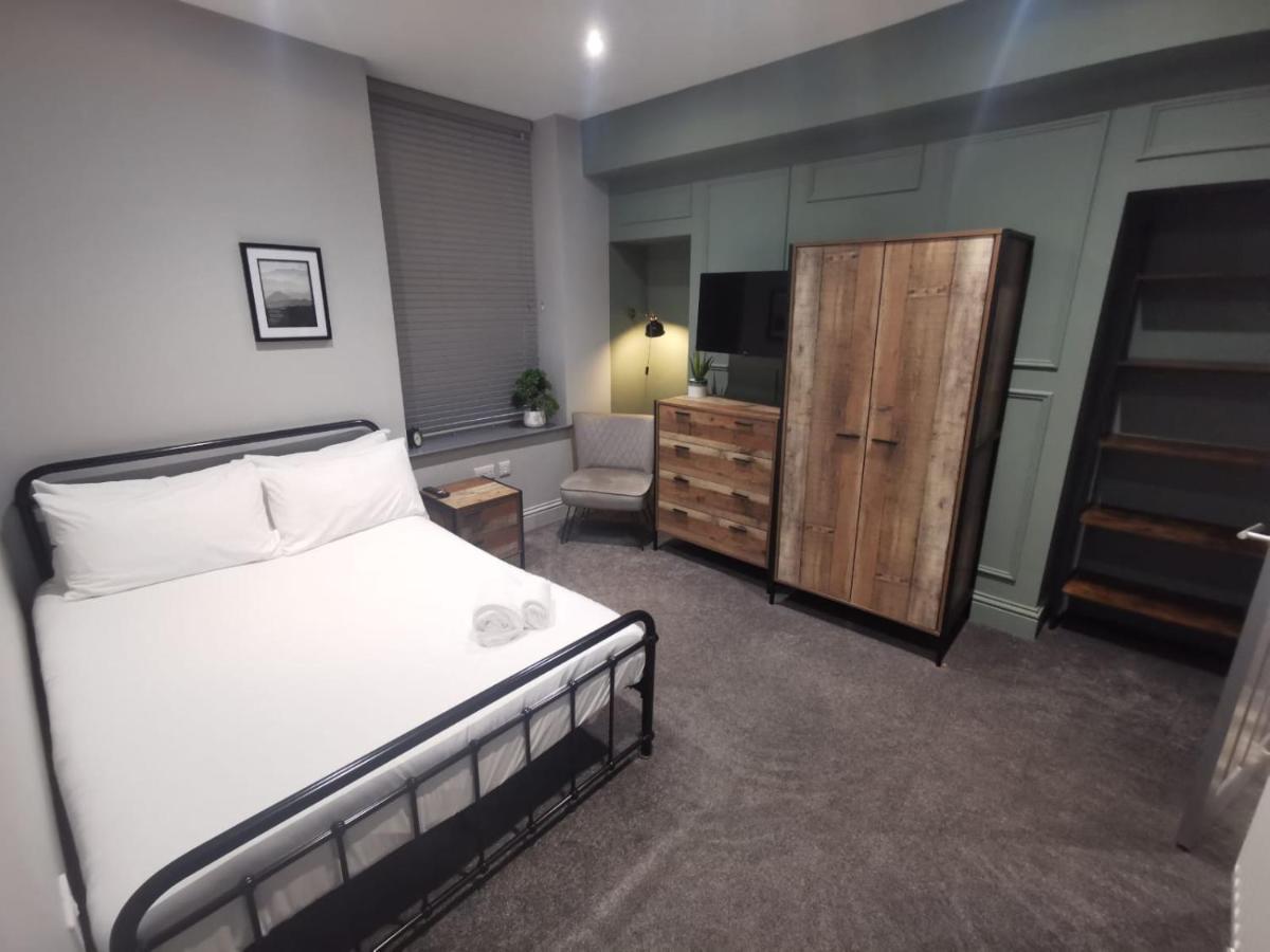 Mansel House - Sleeps 14 - By Tifa