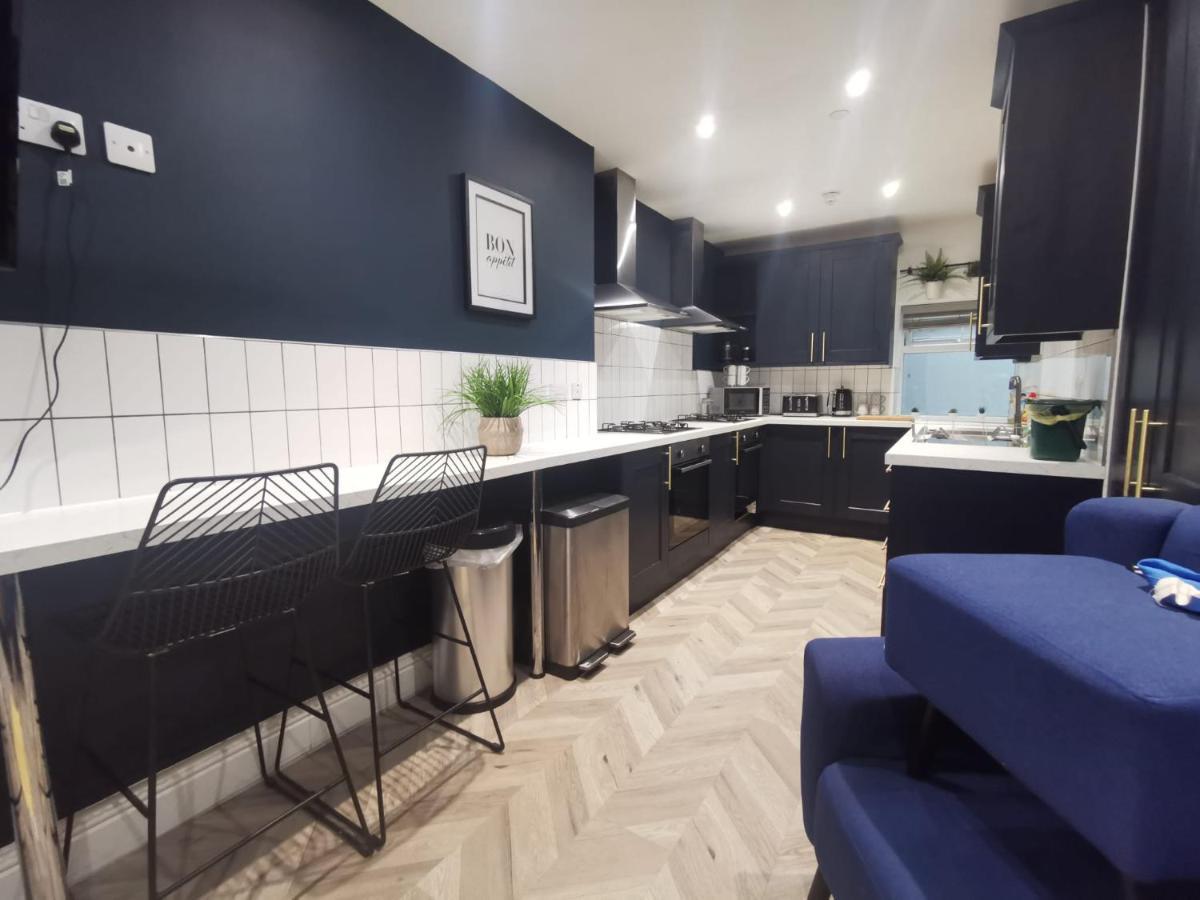 Mansel House - Sleeps 14 - By Tifa Swansea