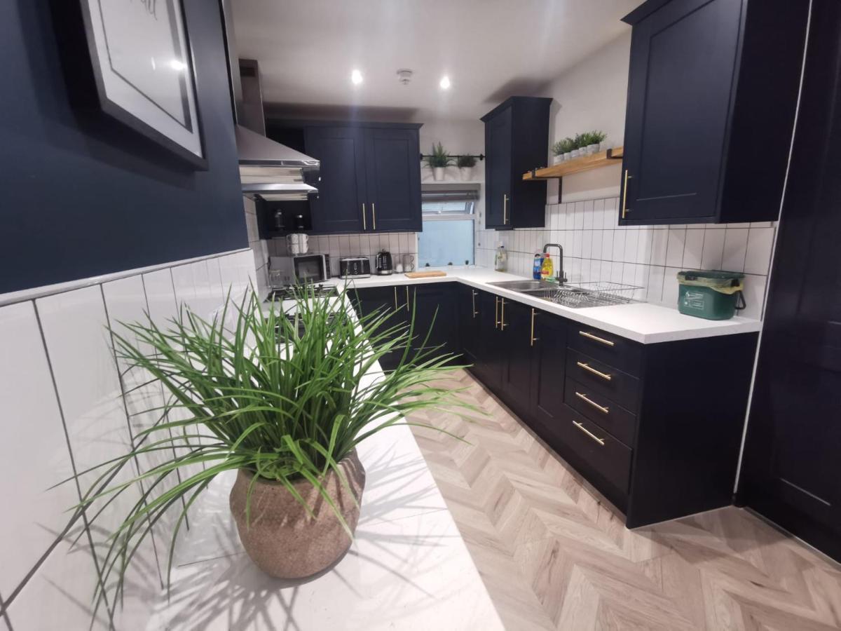 Mansel House - Sleeps 14 - By Tifa