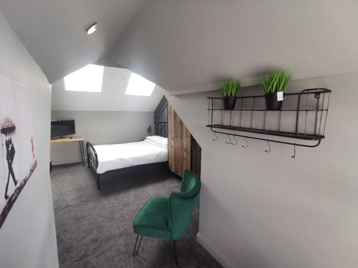 Mansel House - Sleeps 14 - By Tifa Holiday home